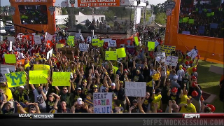 Illustration for article titled "I'm Asian": Your Roundup Of The Best Signs Behind The College Gameday Crew